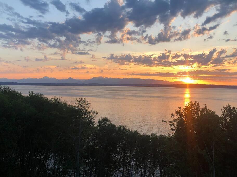 Romantic Spacious With Salish Sea & Mountain Views At Luxury Estate