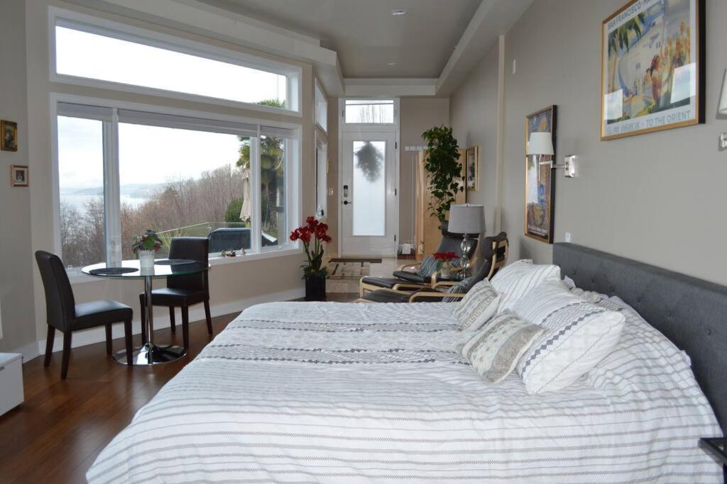 Romantic Spacious With Salish Sea & Mountain Views At Luxury Estate Apartment Seattle